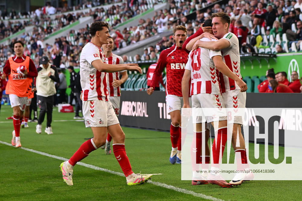 Isak Johannesson (1. FC Koeln) Torjubel, jubelt mit seiner Mannschaft nach dem Treffer zum 2:2 waehrend des Spiels der Bundesliga zwischen VfL Wolfsburg und 1. FC Köln, Volkswagen Arena am 13. September 2025 in Wolfsburg, Deutschland. (Foto von Ralf Treese DeFodi Images) +++ Isak Johannesson (1. FC Koeln) celebrates after scoring his teams second goal with teammates during the Bundesliga match between VfL Wolfsburg and 1. FC Köln at Volkswagen Arena on September 13, 2025 in Wolfsburg, Germany. (Photo by Ralf Treese DeFodi Images) DFL regulations prohibit any use of photographs as image sequences and or quasi-video. (Photo by Ralf Treese DeFodi Images)
