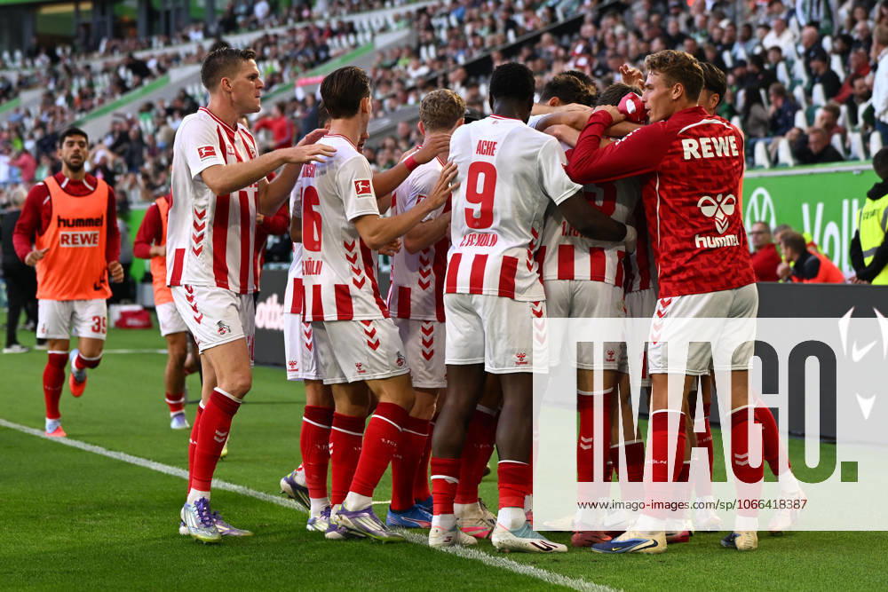 Isak Johannesson (1. FC Koeln) Torjubel, jubelt mit seiner Mannschaft nach dem Treffer zum 2:2 waehrend des Spiels der Bundesliga zwischen VfL Wolfsburg und 1. FC Köln, Volkswagen Arena am 13. September 2025 in Wolfsburg, Deutschland. (Foto von Ralf Treese DeFodi Images) +++ Isak Johannesson (1. FC Koeln) celebrates after scoring his teams second goal with teammates during the Bundesliga match between VfL Wolfsburg and 1. FC Köln at Volkswagen Arena on September 13, 2025 in Wolfsburg, Germany. (Photo by Ralf Treese DeFodi Images) DFL regulations prohibit any use of photographs as image sequences and or quasi-video. (Photo by Ralf Treese DeFodi Images)