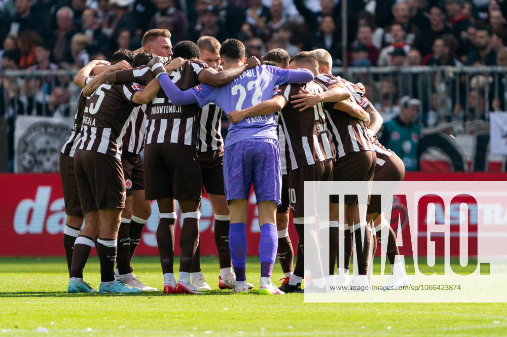St. Pauli Mannschaft beim Kreis vor Anpfiff, GER, FC St. Pauli vs. FC Augsburg, Fussball, Bundesliga, Spieltag 3, Saison 2025 2026, 14.09.2025 DFL REGULATIONS PROHIBIT ANY USE OF PHOTOGRAPHS AS IMAGE SEQUENCES AND OR QUASI-VIDEO GER, FC St. Pauli vs. FC Augsburg, Fussball, Bundesliga, Spieltag 3, Saison 2025 2026, 14.09.2025 Hamburg