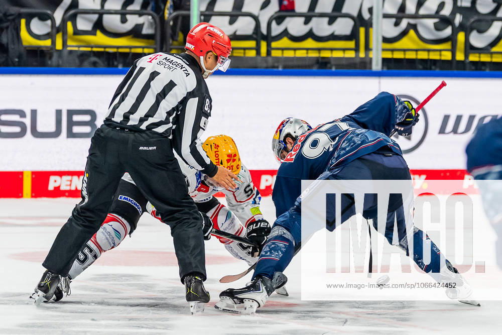 Linesperson David Tschirner fuehrt ein Bully Faceoff aus zwischen Alexander Friesen (Fischtown Pinguins Bremerhaven, 57) und Gabriel Fontaine (EHC Red Bull Muenchen, 97) GER, EHC Red Bull Muenchen vs. Fischtown Pinguins Bremerhaven, Eishockey, DEL, 2. Spieltag, Saison 2025 2026, 14.09.2025. GER, EHC Red Bull Muenchen vs. Fischtown Pinguins Bremerhaven, Eishockey, DEL, 2. Spieltag, Saison 2025 2026, 14.09.2025. Muenchen