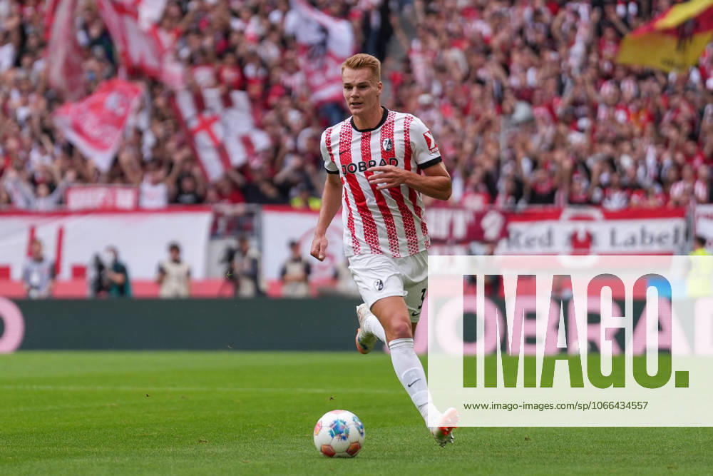 Philipp Lienhart (SC Freiburg, 03) am Ball , Deutschland, Fussball, 1. Bundesliga, 3.Spieltag, 2025 2026, SC Freiburg vs. VfB Stuttgart, 13.09.2025, Europa-Park Stadion, Freiburg, Deutschland DFL REGULATIONS PROHIBIT ANY USE OF PHOTOGRAPHS AS IMAGE SEQUENCES AND OR QUASI-VIDEO. Freiburg Europa-Park Stadion Baden-Württemberg Deutschland