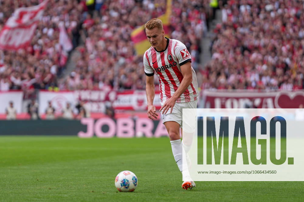Philipp Lienhart (SC Freiburg, 03) am Ball , Deutschland, Fussball, 1. Bundesliga, 3.Spieltag, 2025 2026, SC Freiburg vs. VfB Stuttgart, 13.09.2025, Europa-Park Stadion, Freiburg, Deutschland DFL REGULATIONS PROHIBIT ANY USE OF PHOTOGRAPHS AS IMAGE SEQUENCES AND OR QUASI-VIDEO. Freiburg Europa-Park Stadion Baden-Württemberg Deutschland