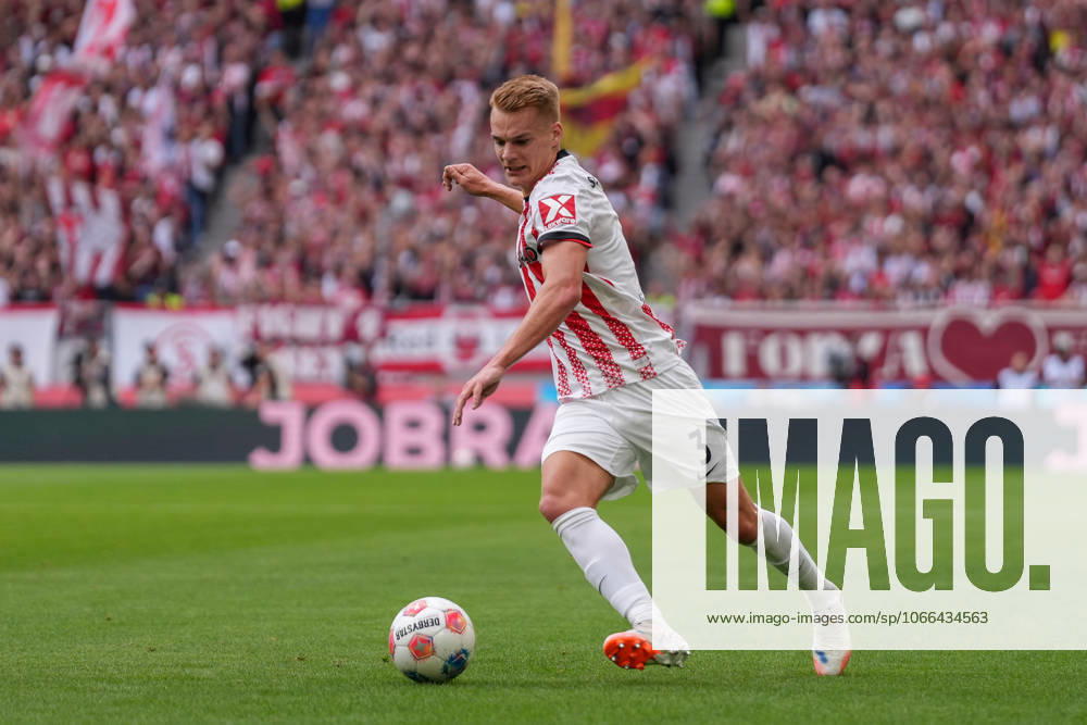 Philipp Lienhart (SC Freiburg, 03) am Ball , Deutschland, Fussball, 1. Bundesliga, 3.Spieltag, 2025 2026, SC Freiburg vs. VfB Stuttgart, 13.09.2025, Europa-Park Stadion, Freiburg, Deutschland DFL REGULATIONS PROHIBIT ANY USE OF PHOTOGRAPHS AS IMAGE SEQUENCES AND OR QUASI-VIDEO. Freiburg Europa-Park Stadion Baden-Württemberg Deutschland