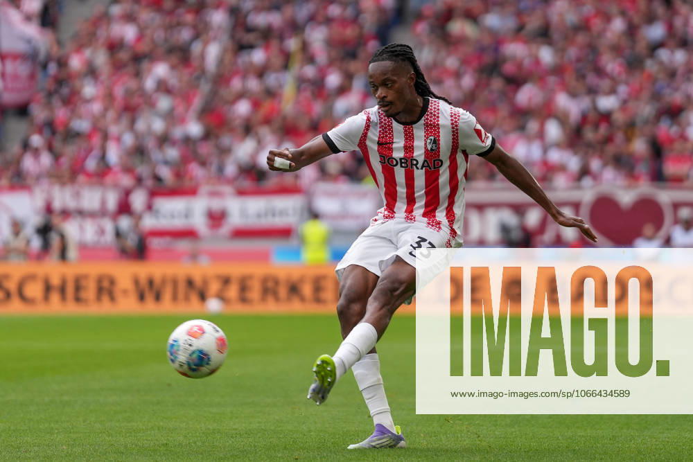 Jordy Makengo (SC Freiburg, 33) am Ball , Deutschland, Fussball, 1. Bundesliga, 3.Spieltag, 2025 2026, SC Freiburg vs. VfB Stuttgart, 13.09.2025, Europa-Park Stadion, Freiburg, Deutschland DFL REGULATIONS PROHIBIT ANY USE OF PHOTOGRAPHS AS IMAGE SEQUENCES AND OR QUASI-VIDEO. Freiburg Europa-Park Stadion Baden-Württemberg Deutschland