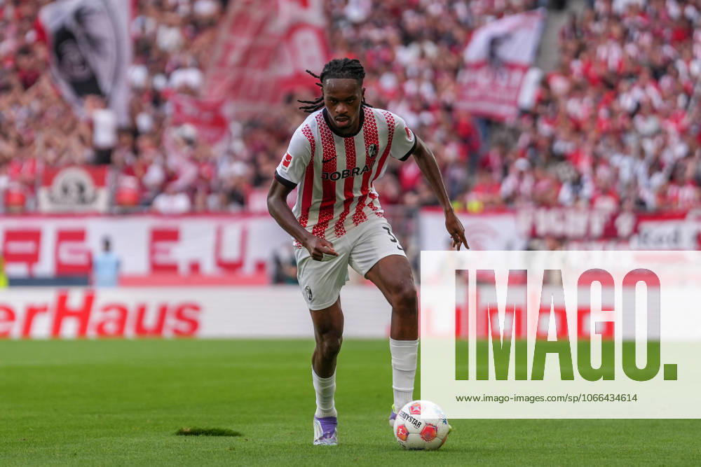 Jordy Makengo (SC Freiburg, 33) am Ball , Deutschland, Fussball, 1. Bundesliga, 3.Spieltag, 2025 2026, SC Freiburg vs. VfB Stuttgart, 13.09.2025, Europa-Park Stadion, Freiburg, Deutschland DFL REGULATIONS PROHIBIT ANY USE OF PHOTOGRAPHS AS IMAGE SEQUENCES AND OR QUASI-VIDEO. Freiburg Europa-Park Stadion Baden-Württemberg Deutschland