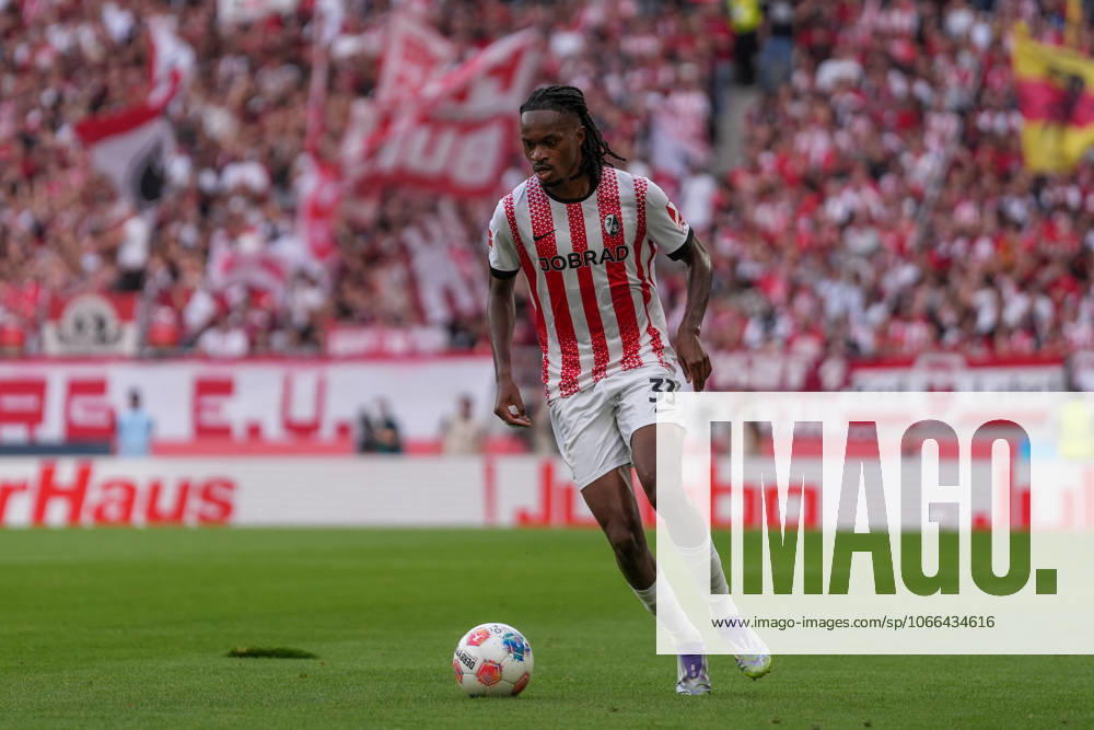 Jordy Makengo (SC Freiburg, 33) am Ball , Deutschland, Fussball, 1. Bundesliga, 3.Spieltag, 2025 2026, SC Freiburg vs. VfB Stuttgart, 13.09.2025, Europa-Park Stadion, Freiburg, Deutschland DFL REGULATIONS PROHIBIT ANY USE OF PHOTOGRAPHS AS IMAGE SEQUENCES AND OR QUASI-VIDEO. Freiburg Europa-Park Stadion Baden-Württemberg Deutschland