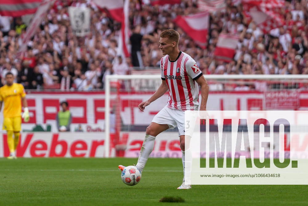 Philipp Lienhart (SC Freiburg, 03) am Ball , Deutschland, Fussball, 1. Bundesliga, 3.Spieltag, 2025 2026, SC Freiburg vs. VfB Stuttgart, 13.09.2025, Europa-Park Stadion, Freiburg, Deutschland DFL REGULATIONS PROHIBIT ANY USE OF PHOTOGRAPHS AS IMAGE SEQUENCES AND OR QUASI-VIDEO. Freiburg Europa-Park Stadion Baden-Württemberg Deutschland