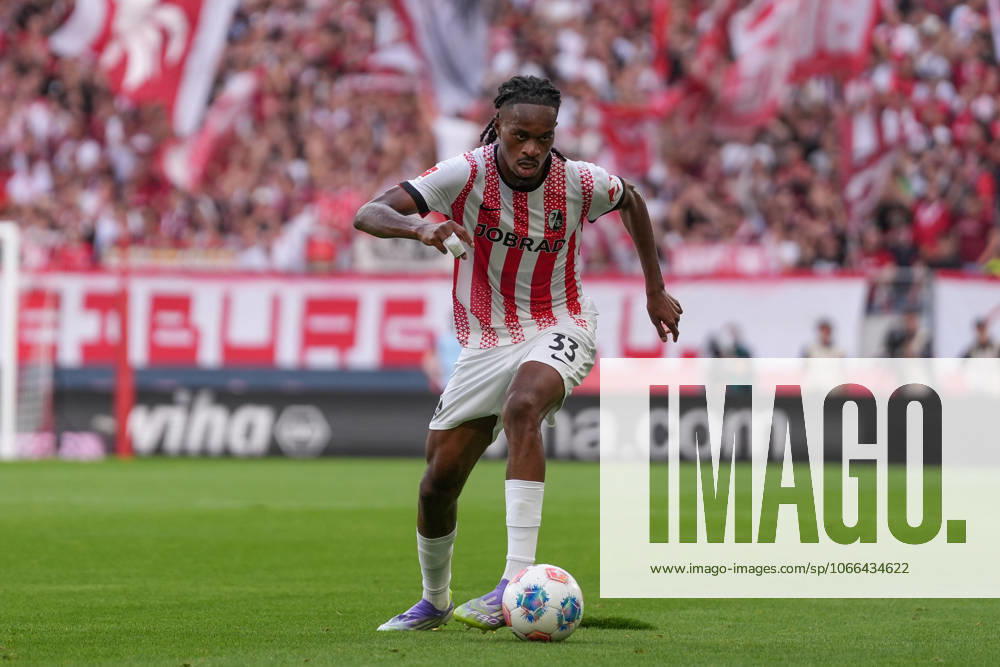 Jordy Makengo (SC Freiburg, 33) am Ball , Deutschland, Fussball, 1. Bundesliga, 3.Spieltag, 2025 2026, SC Freiburg vs. VfB Stuttgart, 13.09.2025, Europa-Park Stadion, Freiburg, Deutschland DFL REGULATIONS PROHIBIT ANY USE OF PHOTOGRAPHS AS IMAGE SEQUENCES AND OR QUASI-VIDEO. Freiburg Europa-Park Stadion Baden-Württemberg Deutschland