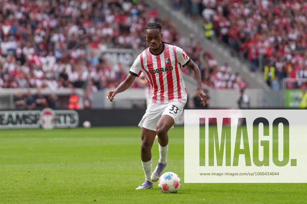Jordy Makengo (SC Freiburg, 33) am Ball , Deutschland, Fussball, 1. Bundesliga, 3.Spieltag, 2025 2026, SC Freiburg vs. VfB Stuttgart, 13.09.2025, Europa-Park Stadion, Freiburg, Deutschland DFL REGULATIONS PROHIBIT ANY USE OF PHOTOGRAPHS AS IMAGE SEQUENCES AND OR QUASI-VIDEO. Freiburg Europa-Park Stadion Baden-Württemberg Deutschland