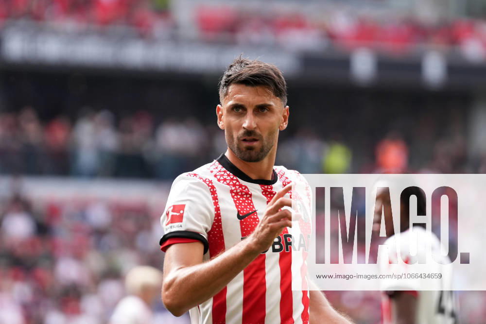 Vincenzo Grifo (SC Freiburg, 32) , Deutschland, Fussball, 1. Bundesliga, 3.Spieltag, 2025 2026, SC Freiburg vs. VfB Stuttgart, 13.09.2025, Europa-Park Stadion, Freiburg, Deutschland DFL REGULATIONS PROHIBIT ANY USE OF PHOTOGRAPHS AS IMAGE SEQUENCES AND OR QUASI-VIDEO. Freiburg Europa-Park Stadion Baden-Württemberg Deutschland