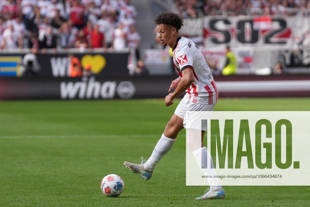 Derry Scherhant (SC Freiburg, 07) am Ball , Deutschland, Fussball, 1. Bundesliga, 3.Spieltag, 2025 2026, SC Freiburg vs. VfB Stuttgart, 13.09.2025, Europa-Park Stadion, Freiburg, Deutschland DFL REGULATIONS PROHIBIT ANY USE OF PHOTOGRAPHS AS IMAGE SEQUENCES AND OR QUASI-VIDEO. Freiburg Europa-Park Stadion Baden-Württemberg Deutschland