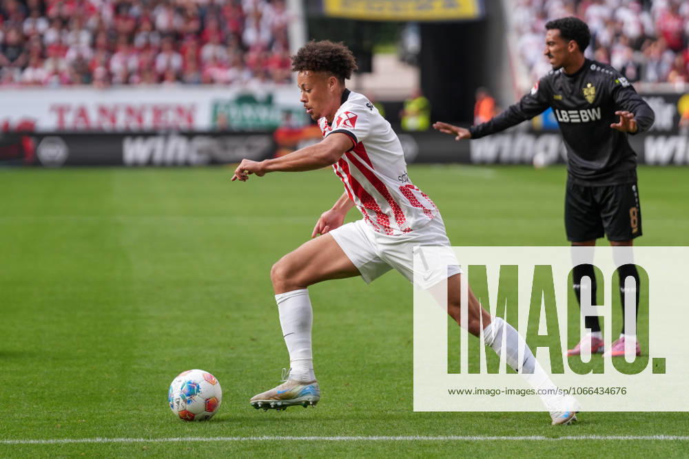Derry Scherhant (SC Freiburg, 07) am Ball , Deutschland, Fussball, 1. Bundesliga, 3.Spieltag, 2025 2026, SC Freiburg vs. VfB Stuttgart, 13.09.2025, Europa-Park Stadion, Freiburg, Deutschland DFL REGULATIONS PROHIBIT ANY USE OF PHOTOGRAPHS AS IMAGE SEQUENCES AND OR QUASI-VIDEO. Freiburg Europa-Park Stadion Baden-Württemberg Deutschland