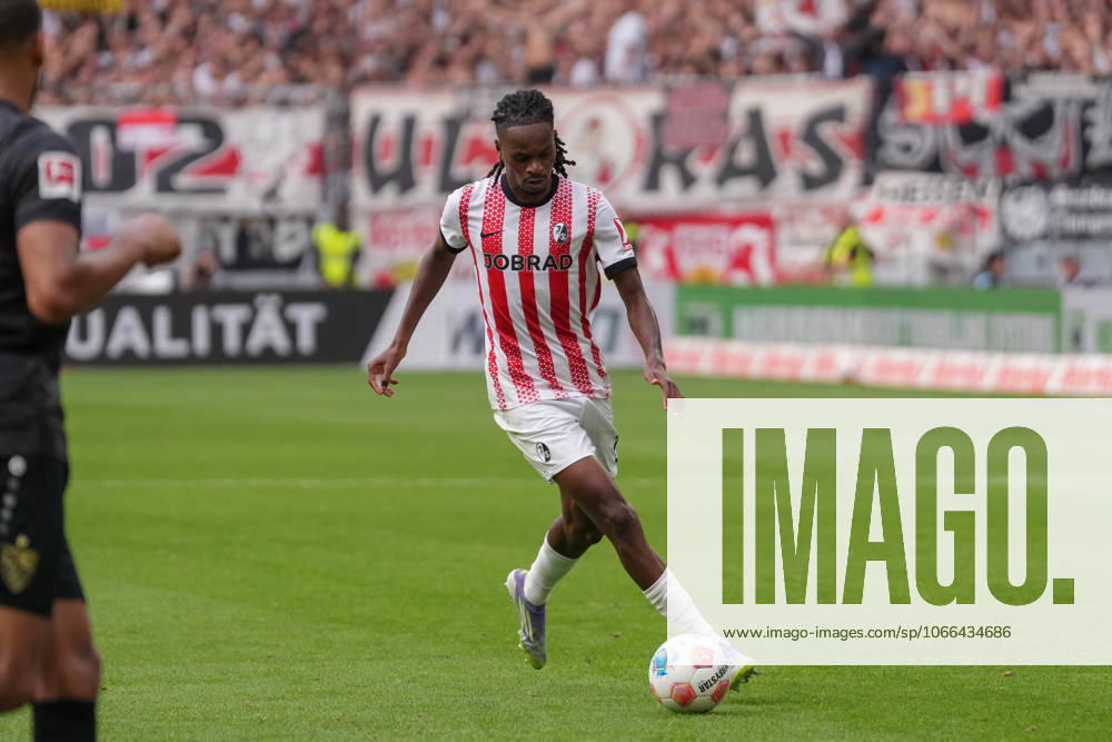 Jordy Makengo (SC Freiburg, 33) <am Ball , Deutschland, Fussball, 1. Bundesliga, 3.Spieltag, 2025 2026, SC Freiburg vs. VfB Stuttgart, 13.09.2025, Europa-Park Stadion, Freiburg, Deutschland DFL REGULATIONS PROHIBIT ANY USE OF PHOTOGRAPHS AS IMAGE SEQUENCES AND OR QUASI-VIDEO. Freiburg Europa-Park Stadion Baden-Württemberg Deutschland
