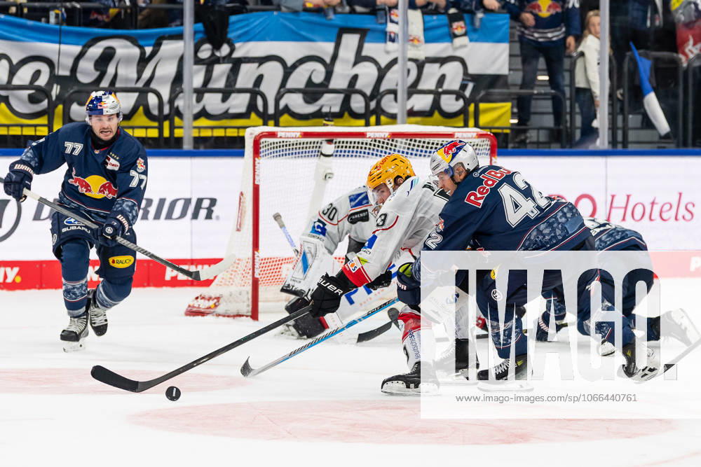 Kampf um den Puck Zweikampf zwischen Maxim Rausch (Fischtown Pinguins Bremerhaven, 53) und Yasin Ehliz (EHC Red Bull Muenchen, 42) GER, EHC Red Bull Muenchen vs. Fischtown Pinguins Bremerhaven, Eishockey, DEL, 2. Spieltag, Saison 2025 2026, 14.09.2025. GER, EHC Red Bull Muenchen vs. Fischtown Pinguins Bremerhaven, Eishockey, DEL, 2. Spieltag, Saison 2025 2026, 14.09.2025. Muenchen