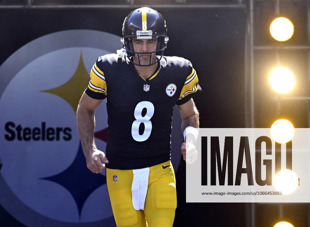 Pittsburgh Steelers quarterback Aaron Rodgers (8) runs on to the field during team introduction at the Pittsburgh Steelers home opener against the Seattle Seahawks at Acrisure Stadium Sunday, September 14, 2025 in Pittsburgh. PIT2025091401 ARCHIExCARPENTER