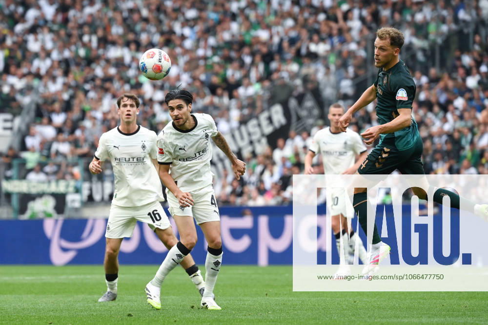 Philipp Sander (Borussia Moenchengladbach), Kevin Diks (Borussia Moenchengladbach), Senne Lynen (Werder Bremen), v.li. 14.09.2025, Fussball 1. Bundesliga, Saison 2025 2026, 3. Spieltag, Borussia Mönchengladbach - SV Werder Bremen 0:4 DFL regulations prohibit any use of photographs as image sequences and or quasi-video Moenchengladbach Borussia Park Nordrhein Westfalen Deutschland