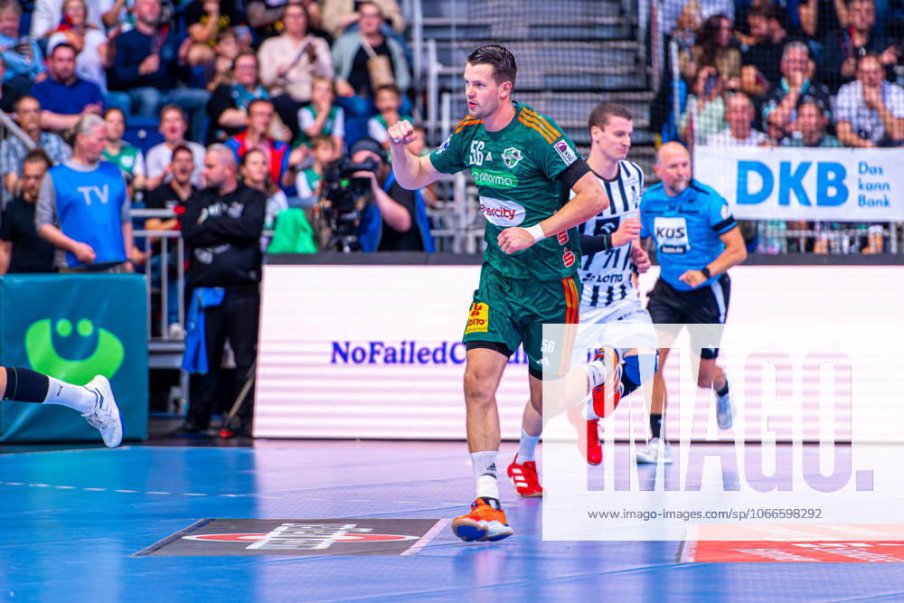 Hannes Feise (TSV Hannover-Burgdorf, Nr. 56) (v.l.), TSV Hannover-Burgdorf (grün) gegen THW Kiel (weiß) am 3. Spieltag der Saison 2025 2026 in der DAIKIN Handball-Bundesliga (18.09.2025, ZAG Arena (Hannover, GER),