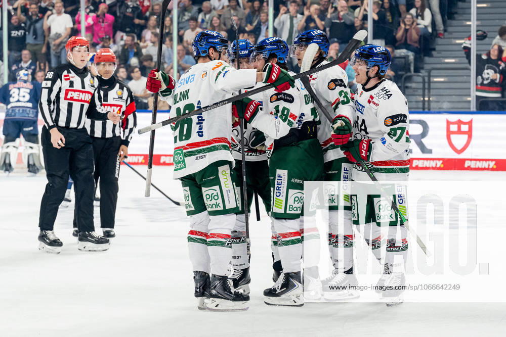 Alexander Blank (Augsburger Panther, 26), Thomas Jordan Trevelyan (Augsburger Panther, 24), Tim Wohlgemuth (Augsburger Panther, 33) und Kyle Mayhew (Augsburger Panther, 27) bejubeln mit Riley Damiani (Augsburger Panther, 19) dessen Tor zum 0:1 GER, EHC Red Bull Muenchen vs. Augsburger Panther, Eishockey, DEL, 3. Spieltag, Saison 2025 2026, 19.09.2025. GER, EHC Red Bull Muenchen vs. Augsburger Panther, Eishockey, DEL, 3. Spieltag, Saison 2025 2026, 19.09.2025. Muenchen