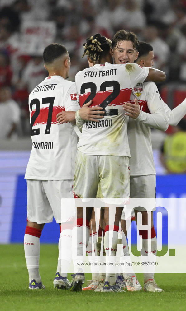 Nach Spielende: Schlussjubel, Freude, Glueck, Jubel Lorenz Assignon VfB Stuttgart (22) Angelo Stiller VfB Stuttgart (06) Badredine Bouanani VfB Stuttgart (27) VfB Stuttgart vs 1. FC St. Pauli 19.09.2025 DFL REGULATIONS PROHIBIT ANY USE OF PHOTOGRAPHS AS IMAGE SEQUENCES AND OR QUASI-VIDEO VfB Stuttgart vs 1. FC St. Pauli