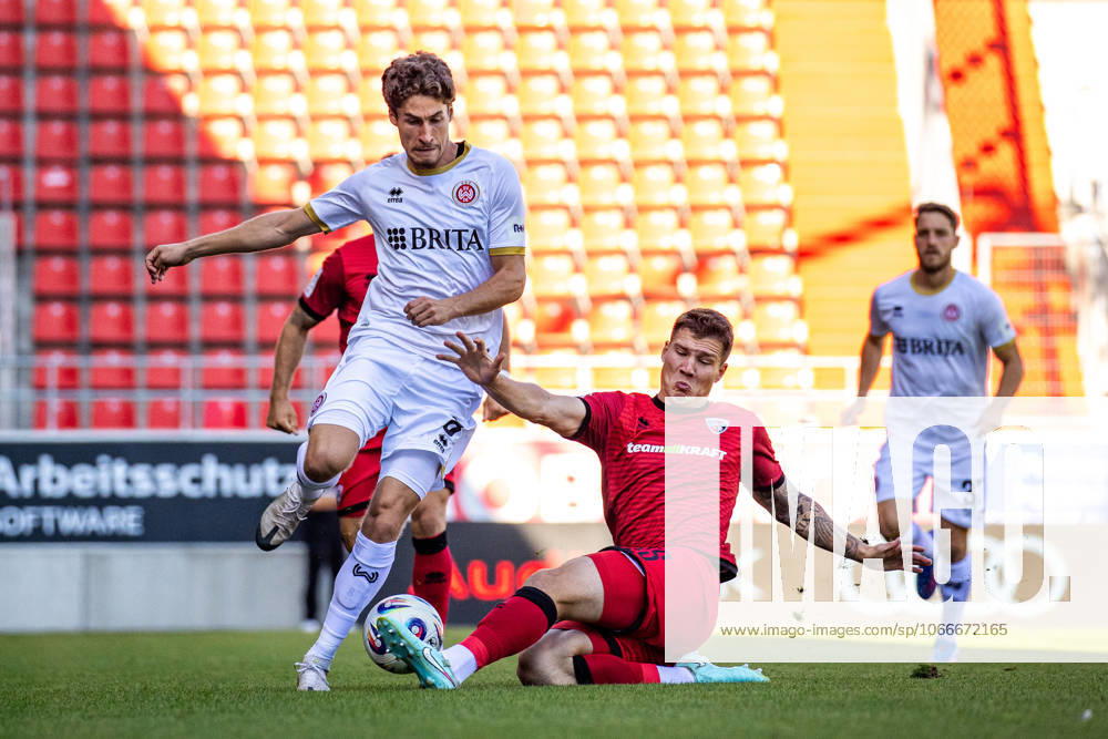 Fussball - 3. Liga - FC Ingolstadt 04 - SV Wehen Wiesbaden - 20.09.25, Jonas Scholz (Ingolstadt), Donny Bogicevic (SVWW) -