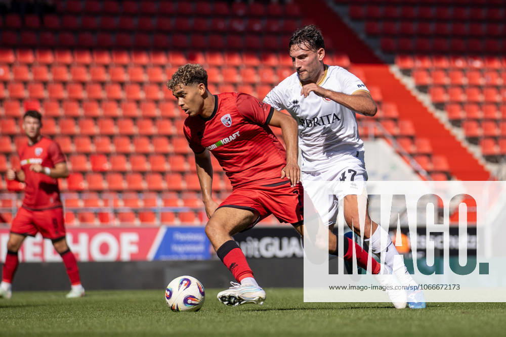 Fussball - 3. Liga - FC Ingolstadt 04 - SV Wehen Wiesbaden - 20.09.25, Yann Sturm (Ingolstadt), David Suarez (SVWW) -
