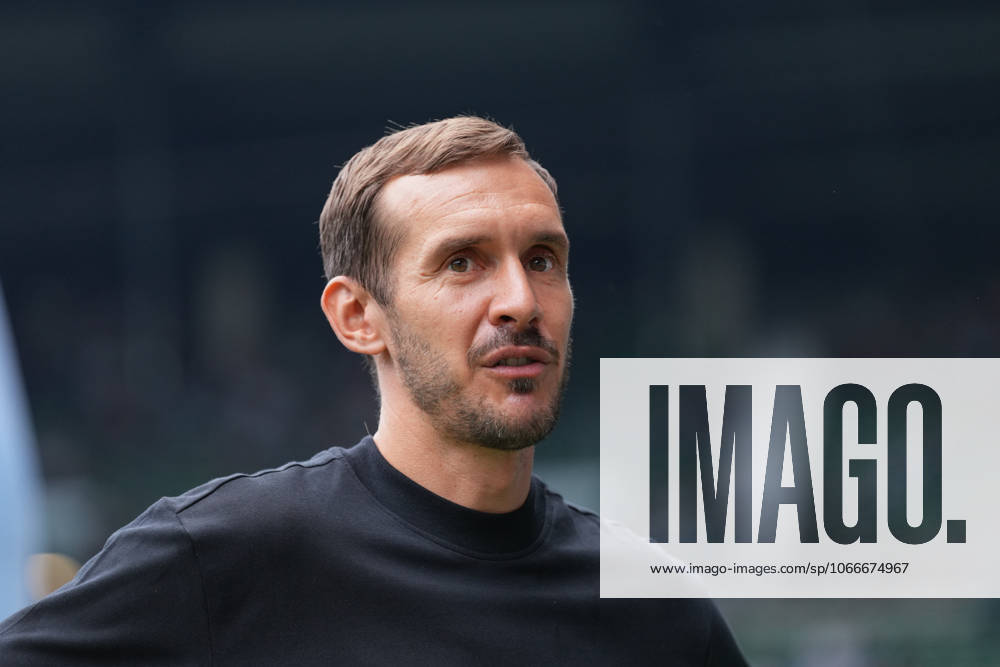 Julian Schuster (SC Freiburg, Trainer) , Deutschland, Fussball, 1. Bundesliga, 4.Spieltag, 2025 2026, SV Werder Bremen vs. SC Freiburg, 20.09.2025, Weserstadion, Bremen, Deutschland DFL REGULATIONS PROHIBIT ANY USE OF PHOTOGRAPHS AS IMAGE SEQUENCES AND OR QUASI-VIDEO. Bremen Weserstadion Bremen Deutschland