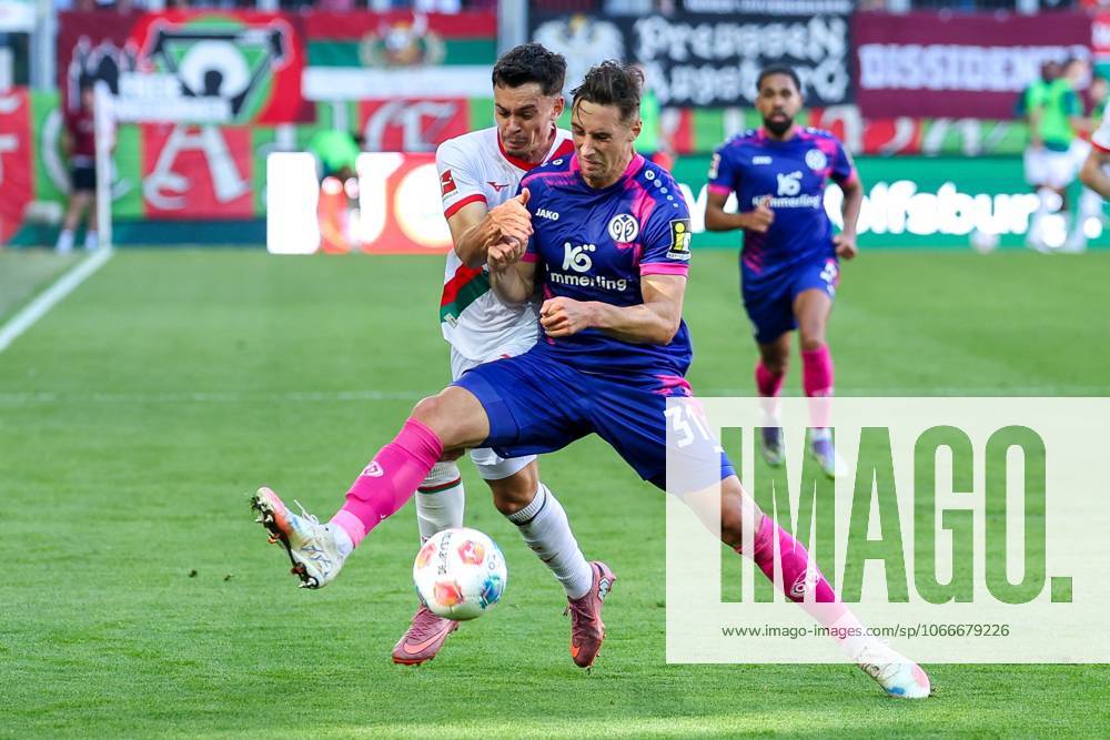 Im Zweikampf, Aktion, mit Fabian Rieder 32 (FC Augsburg), Dominik Kohr 31 (1. FSV Mainz 05), FC Augsburg vs. 1. FSV Mainz 05, Fussball, 1. Bundesliga, 4. Spieltag, 20.09.2025 DFB regulations prohibit any use of photographs as image sequences and or quasi-video Augsburg Bayern Deutschland