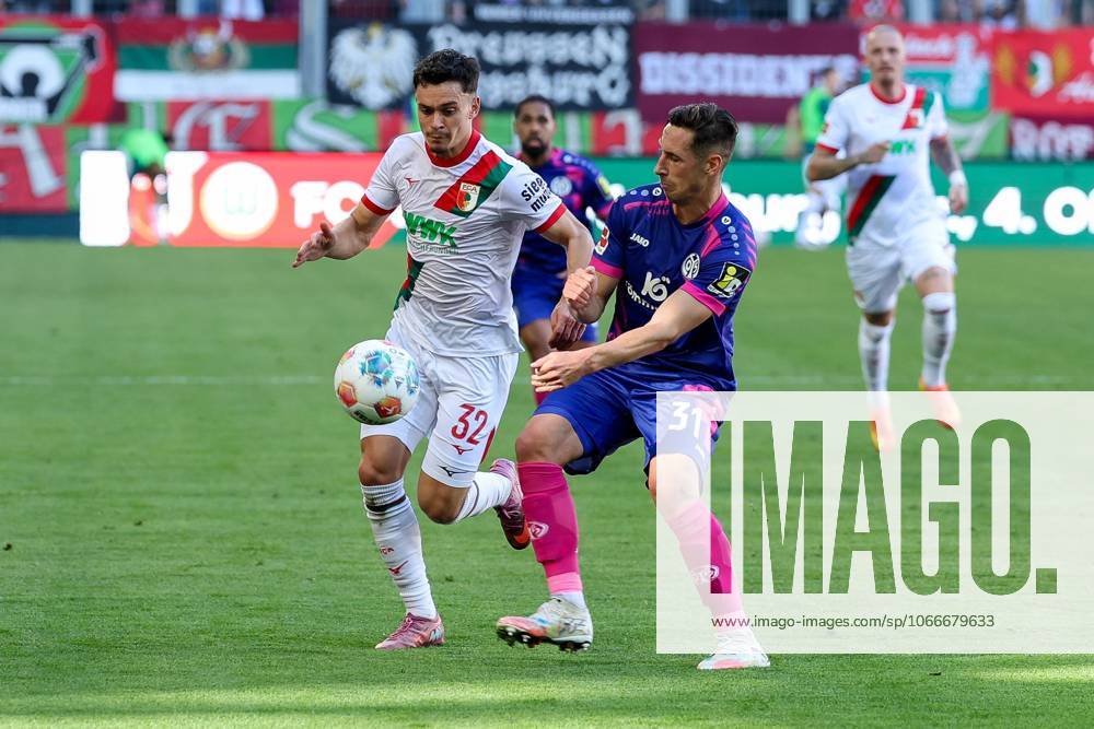 Im Zweikampf, Aktion, mit Fabian Rieder 32 (FC Augsburg), Dominik Kohr 31 (1. FSV Mainz 05), FC Augsburg vs. 1. FSV Mainz 05, Fussball, 1. Bundesliga, 4. Spieltag, 20.09.2025 DFB regulations prohibit any use of photographs as image sequences and or quasi-video Augsburg Bayern Deutschland