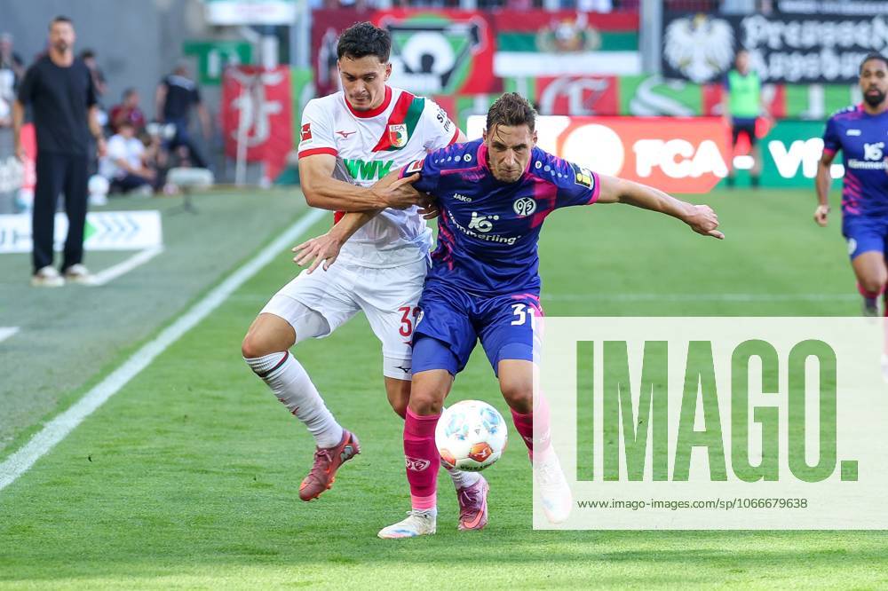 Im Zweikampf, Aktion, mit Fabian Rieder 32 (FC Augsburg), Dominik Kohr 31 (1. FSV Mainz 05), FC Augsburg vs. 1. FSV Mainz 05, Fussball, 1. Bundesliga, 4. Spieltag, 20.09.2025 DFB regulations prohibit any use of photographs as image sequences and or quasi-video Augsburg Bayern Deutschland
