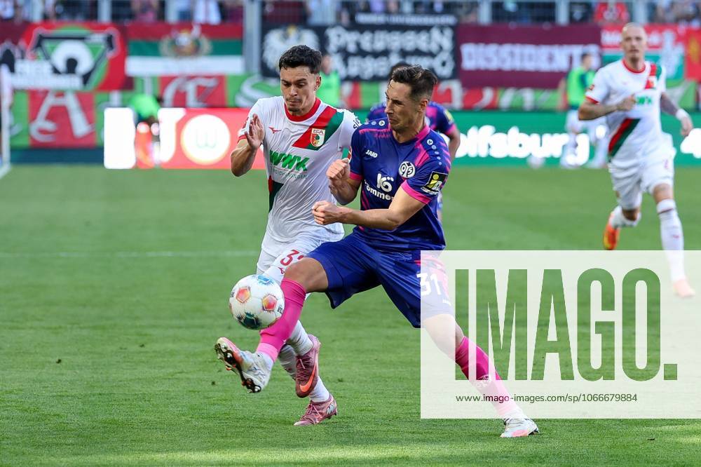 Im Zweikampf, Aktion, mit Fabian Rieder 32 (FC Augsburg), Dominik Kohr 31 (1. FSV Mainz 05), FC Augsburg vs. 1. FSV Mainz 05, Fussball, 1. Bundesliga, 4. Spieltag, 20.09.2025 DFB regulations prohibit any use of photographs as image sequences and or quasi-video Augsburg Bayern Deutschland