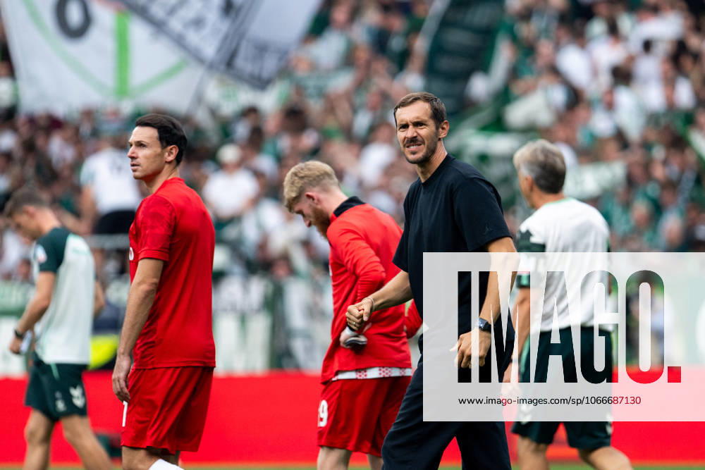 Julian Schuster (SC Freiburg, Trainer) und Team jubeln ueber den Sieg und bedanken sich bei den Fans, GER, SV Werder Bremen (SVW) vs SC Freiburg (SCF), Fussball Bundesliga, 4. Spieltag, Saison 2025 2026, 20.09.2025 DFB DFL regulations prohibit any use of photographs as image sequences and or quasi-video GER, SV Werder Bremen (SVW) vs SC Freiburg (SCF), Fussball Bundesliga, 4. Spieltag, Saison 2025 2026, 20.09.2025 Bremen