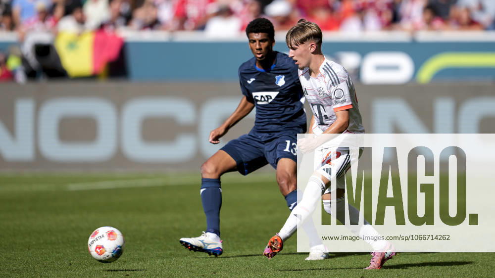 V.li.: Bernardo Fernandes da Silva Junior (Hoffenheim, 13), Lennart Karl (FC Bayern, 42), Zweikampf, Spielszene, Duell, duel, tackle, tackling, Dynamik, Action, Aktion, 20.09.2025, Sinsheim (Deutschland), Fussball, Bundesliga, TSG 1899 Hoffenheim - FC Bayern München, DFB DFL REGULATIONS PROHIBIT ANY USE OF PHOTOGRAPHS AS IMAGE SEQUENCES AND OR QUASI-VIDEO.