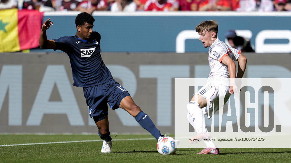 V.li.: Bernardo Fernandes da Silva Junior (Hoffenheim, 13), Lennart Karl (FC Bayern, 42), Zweikampf, Spielszene, Duell, duel, tackle, tackling, Dynamik, Action, Aktion, 20.09.2025, Sinsheim (Deutschland), Fussball, Bundesliga, TSG 1899 Hoffenheim - FC Bayern München, DFB DFL REGULATIONS PROHIBIT ANY USE OF PHOTOGRAPHS AS IMAGE SEQUENCES AND OR QUASI-VIDEO.