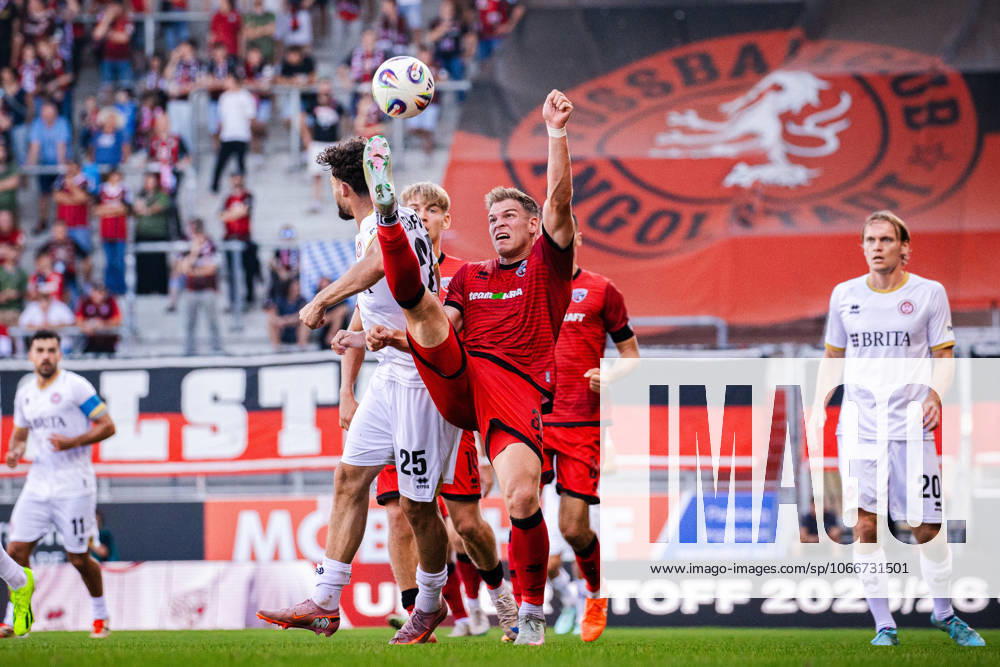 Fussball - 3. Liga - FC Ingolstadt 04 - SV Wehen Wiesbaden - 20.09.25, Nikolas Agrafiotis (SVWW), Simon Lorenz (Ingolstadt), -