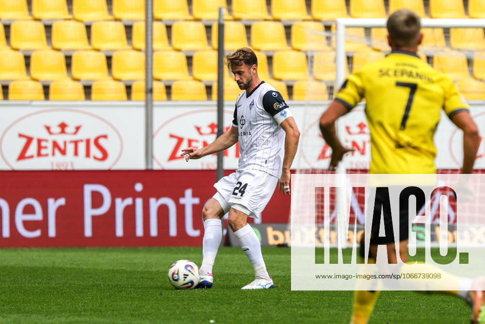 Lukas Klünter (SV Waldhof Mannheim, 24) am Ball Fussball: 3. Liga, 7. Spieltag, Alemannia Aachen vs. SV Waldhof Mannheim am 20.09.2025 in Aachen (Tivoli), Deutschland Aachen Tivoli Deutschland