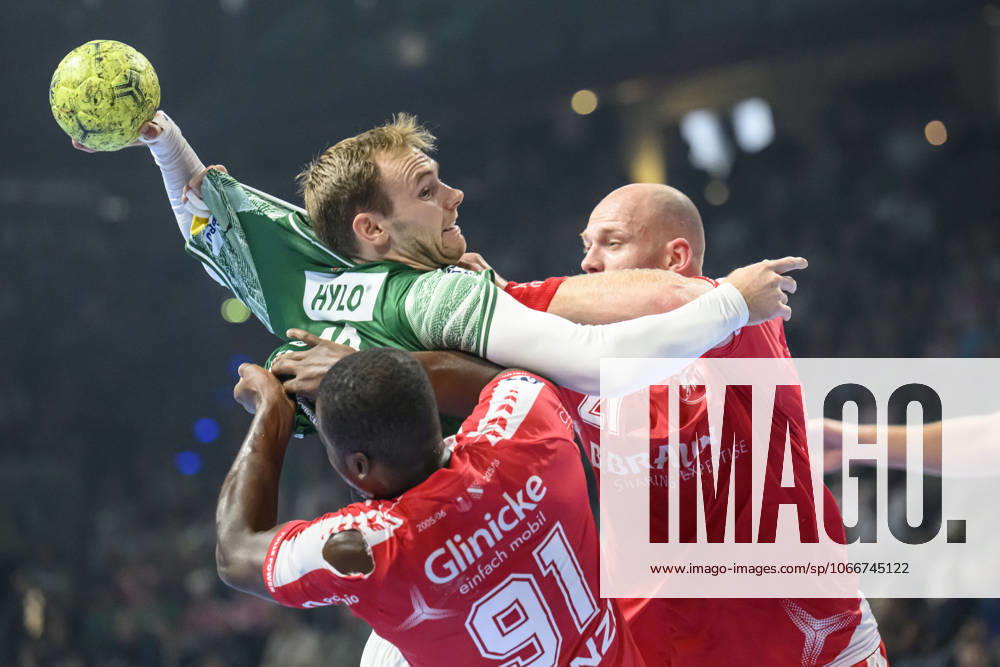 Im Bild v.l.: Mathias Gidsel (Fuechse Berlin), Sadou Ntanzi (MT Melsungen), Arnar Freyr Arnarsson (MT Melsungen), Zweikampf, Action, Kampf, kaempft um den Ball, GER, Berlin, Handball, Fuechse Berlin vs MT Melsungen, DAIKIN Handball-Bundesliga, in der Max Schmeling Halle, 21.09.2025,