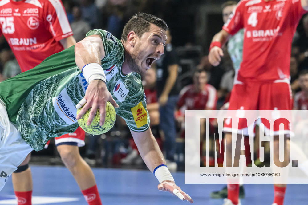 Im Bild v.l.: Mijajlo Marsenic (Fuechse Berlin), geht aufs Tor, GER, Berlin, Handball, Fuechse Berlin vs MT Melsungen, DAIKIN Handball-Bundesliga, in der Max Schmeling Halle, 21.09.2025,