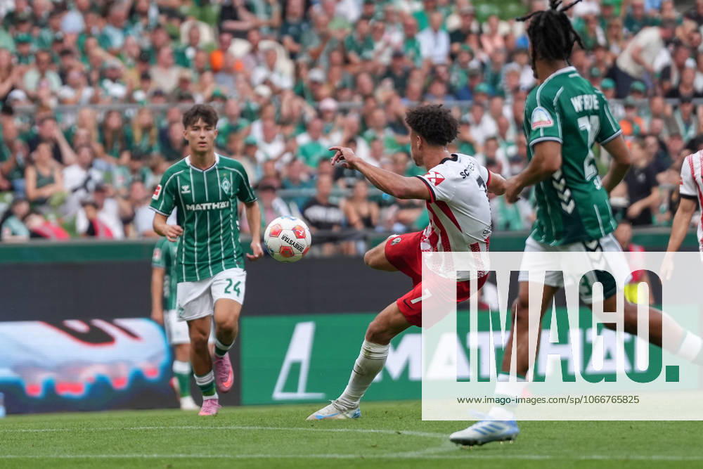 Derry Scherhant (SC Freiburg, 07) am Ball , Deutschland, Fussball, 1. Bundesliga, 4.Spieltag, 2025 2026, SV Werder Bremen vs. SC Freiburg, 20.09.2025, Weserstadion, Bremen, Deutschland DFL REGULATIONS PROHIBIT ANY USE OF PHOTOGRAPHS AS IMAGE SEQUENCES AND OR QUASI-VIDEO. Bremen Weserstadion Bremen Deutschland