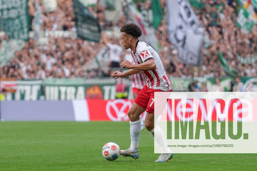 Derry Scherhant (SC Freiburg, 07) am Ball , Deutschland, Fussball, 1. Bundesliga, 4.Spieltag, 2025 2026, SV Werder Bremen vs. SC Freiburg, 20.09.2025, Weserstadion, Bremen, Deutschland DFL REGULATIONS PROHIBIT ANY USE OF PHOTOGRAPHS AS IMAGE SEQUENCES AND OR QUASI-VIDEO. Bremen Weserstadion Bremen Deutschland