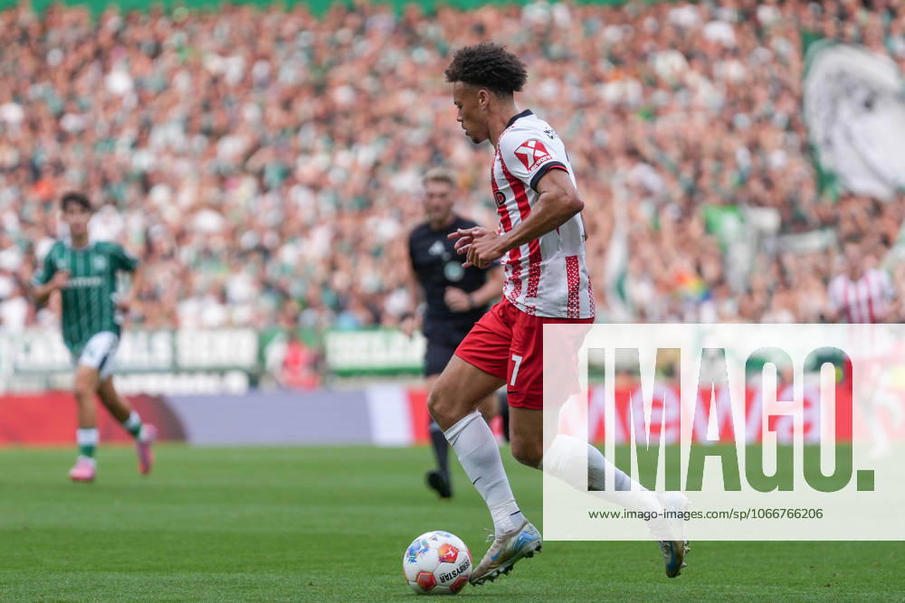 Derry Scherhant (SC Freiburg, 07) am Ball , Deutschland, Fussball, 1. Bundesliga, 4.Spieltag, 2025 2026, SV Werder Bremen vs. SC Freiburg, 20.09.2025, Weserstadion, Bremen, Deutschland DFL REGULATIONS PROHIBIT ANY USE OF PHOTOGRAPHS AS IMAGE SEQUENCES AND OR QUASI-VIDEO. Bremen Weserstadion Bremen Deutschland