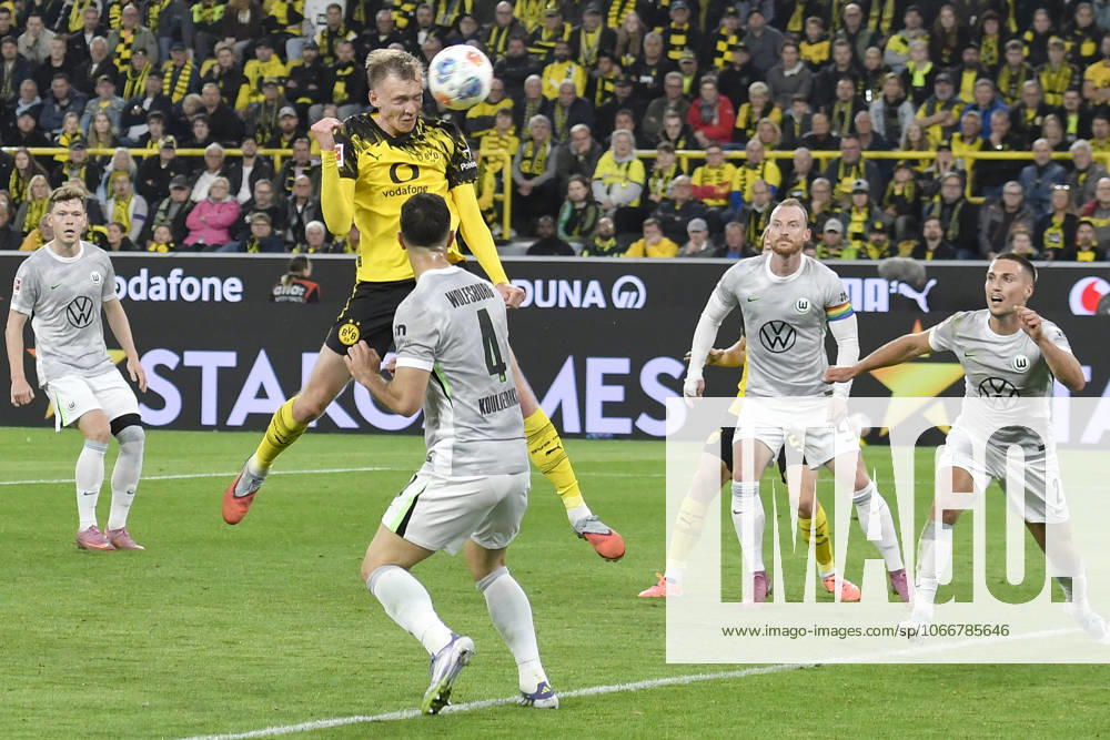Strafraumszene Torchance von Maximilian Beier (Dortmund 14) 21.09.2025 Fussball Borussia Dortmund vs VfL Wolfsburg, Signal Iduna Park, Dortmund, DFB DFL REGULATIONS PROHIBIT ANY USE OF PHOTOGRAPHS AS IMAGE SEQUENCES AND OR QUASI-VIDEO
