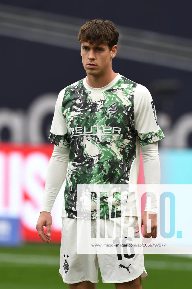 Philipp Sander ( Borussia Moenchengladbach ). GER, Bayer 04 Leverkusen vs Borussia Moenchengladbach, Fussball, Bundesliga, 4. Spieltag, Spielzeit 2025 2026, 21.09.2025 DFL REGULATIONS PROHIBIT ANY USE OF PHOTOGRAPHS AS IMAGE SEQUENCES AND OR QUASI-VIDEO GER, Bayer 04 Leverkusen vs Borussia Moenchengladbach, Fussball, Bundesliga, 4. Spieltag, Spielzeit 2025 2026, 21.09.2025 Leverkusen