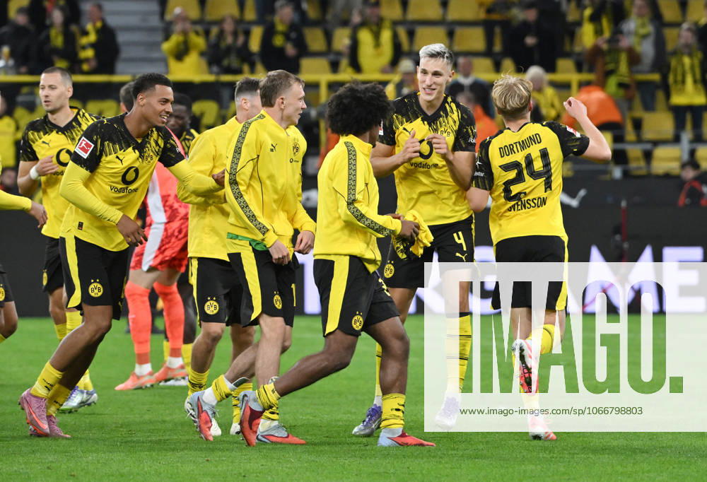 Jubel Daniel Svensson (Borussia Dortmund), Nico Schlotterbeck (Borussia Dortmund), Karim Adeyemi (Borussia Dortmund), Maximilian Beier (Borussia Dortmund), Felix Nmecha (Borussia Dortmund), v.re. 21.09.2025, Fussball 1. Bundesliga, Saison 2025 2026, 4. Spieltag, Borussia Dortmund - VfL Wolfsburg 1:0 DFL regulations prohibit any use of photographs as image sequences and or quasi-video Dortmund Signal Iduna Park Nordrhein Westfalen Deutschland