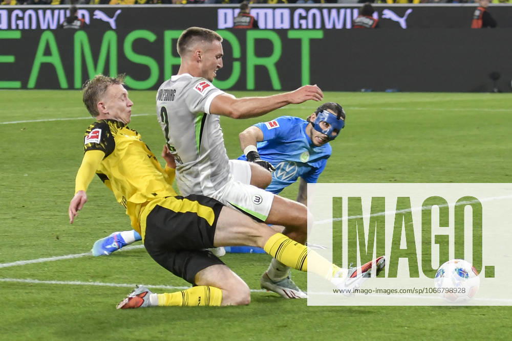 V. li. im Kampf um den Ball Maximilian Beier (Dortmund 14) Kilian Fischer (Wolfsburg 2) Kamil Grabara (Wolfsburg 1) 21.09.2025 Fussball Borussia Dortmund vs VfL Wolfsburg, Signal Iduna Park, Dortmund, DFB DFL REGULATIONS PROHIBIT ANY USE OF PHOTOGRAPHS AS IMAGE SEQUENCES AND OR QUASI-VIDEO