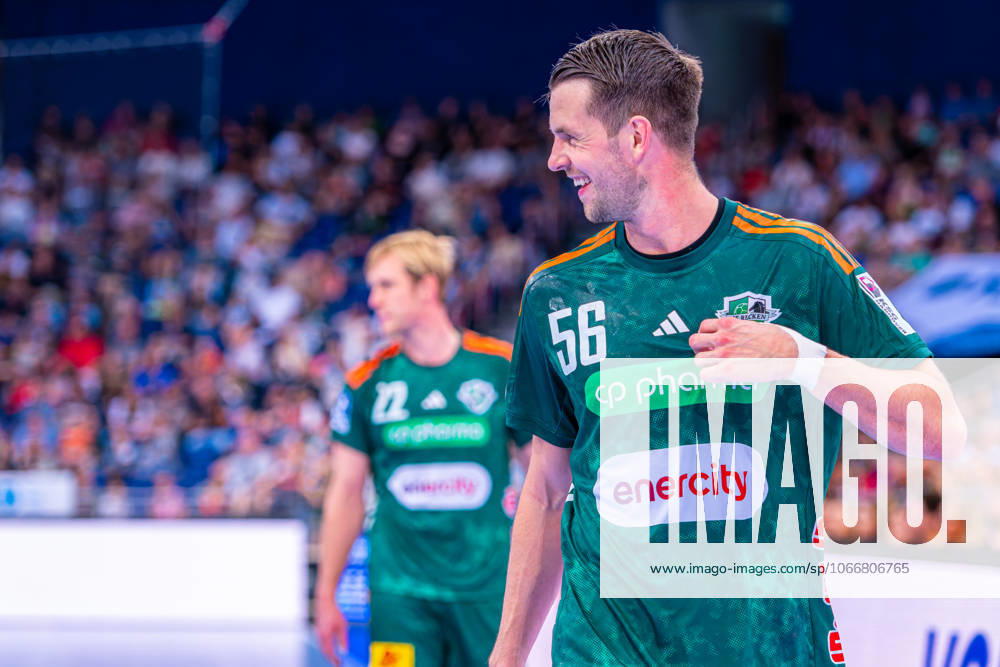 Hannes Feise (TSV Hannover-Burgdorf, Nr. 56) (v.l.), TSV Hannover-Burgdorf (grün) gegen Rhein-Neckar Löwen (gelb) am 5. Spieltag der Saison 2025 2026 in der DAIKIN Handball-Bundesliga (21.09.2025, ZAG Arena (Hannover, GER),