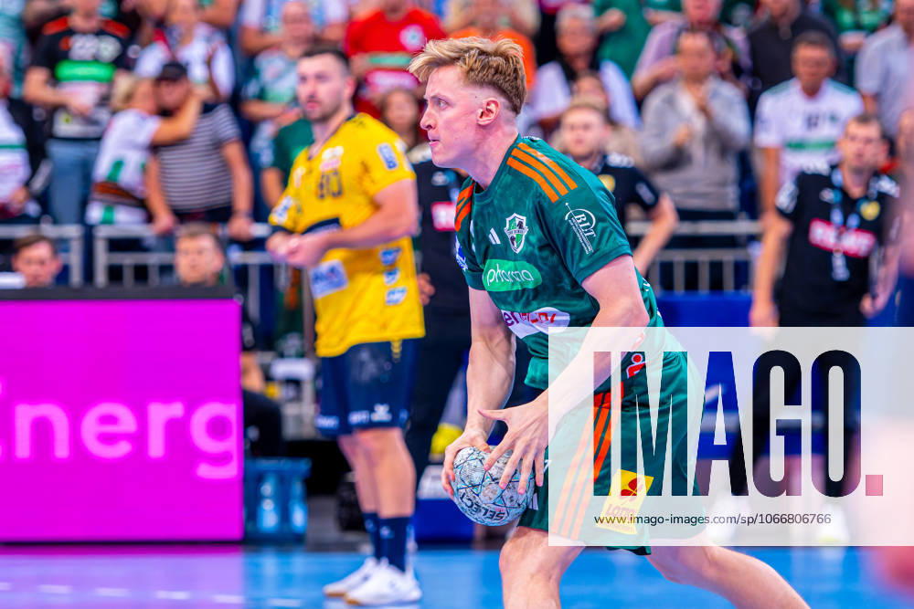 August Pedersen (TSV Hannover-Burgdorf, Nr. 17) (v.l.), TSV Hannover-Burgdorf (grün) gegen Rhein-Neckar Löwen (gelb) am 5. Spieltag der Saison 2025 2026 in der DAIKIN Handball-Bundesliga (21.09.2025, ZAG Arena (Hannover, GER),
