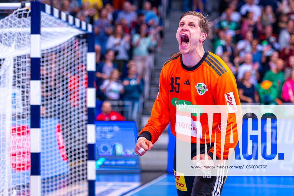 Joel Birlehm (TSV Hannover-Burgdorf, Nr. 35) (v.l.), TSV Hannover-Burgdorf (grün) gegen Rhein-Neckar Löwen (gelb) am 5. Spieltag der Saison 2025 2026 in der DAIKIN Handball-Bundesliga (21.09.2025, ZAG Arena (Hannover, GER),