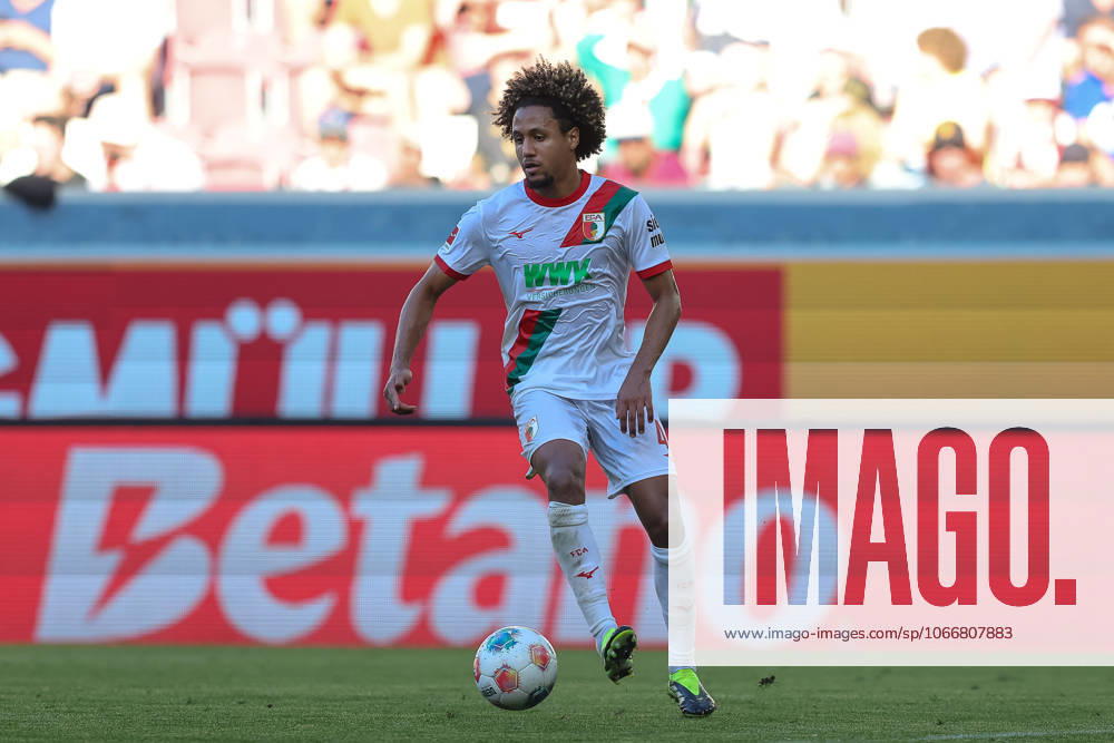 Han-Noah Massengo (FC Augsburg, 04) mit Ball, GER, FC Augsburg vs. 1. FSV Mainz 05, Fussball, Bundesliga, 4. Spieltag, Saison 2025 2026, 20.09.2025, , GER, FC Augsburg vs. 1. FSV Mainz 05, Fussball, Bundesliga, 4. Spieltag, Saison 2025 2026, 20.09.2025 Augsburg