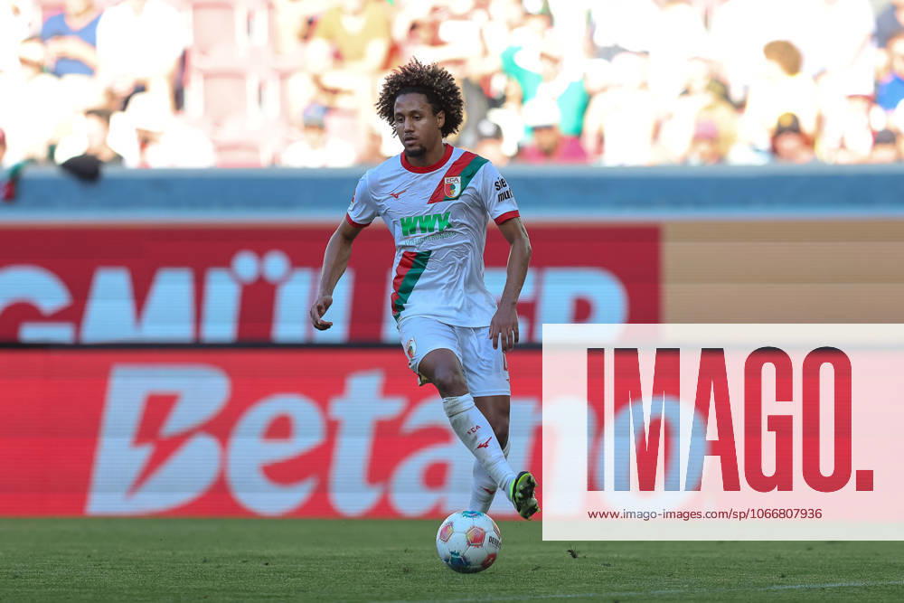 Han-Noah Massengo (FC Augsburg, 04) mit Ball, GER, FC Augsburg vs. 1. FSV Mainz 05, Fussball, Bundesliga, 4. Spieltag, Saison 2025 2026, 20.09.2025, , GER, FC Augsburg vs. 1. FSV Mainz 05, Fussball, Bundesliga, 4. Spieltag, Saison 2025 2026, 20.09.2025 Augsburg