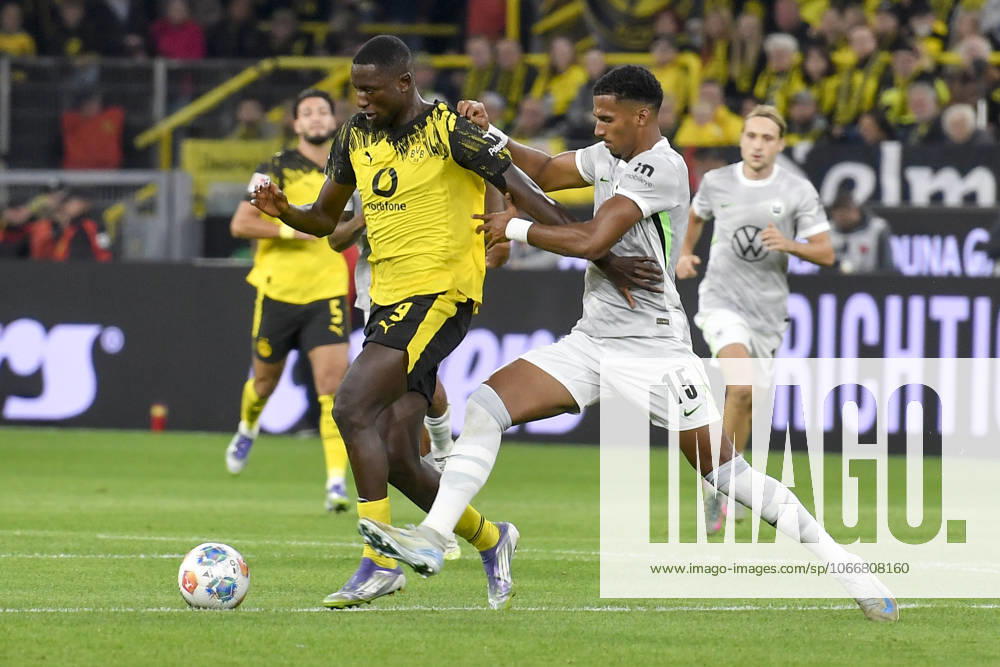 V. li. im Zweikampf Serhou Guirassy (Dortmund 9) Moritz Jenz (Wolfsburg 15) 21.09.2025 Fussball Borussia Dortmund vs VfL Wolfsburg, Signal Iduna Park, Dortmund, DFB DFL REGULATIONS PROHIBIT ANY USE OF PHOTOGRAPHS AS IMAGE SEQUENCES AND OR QUASI-VIDEO